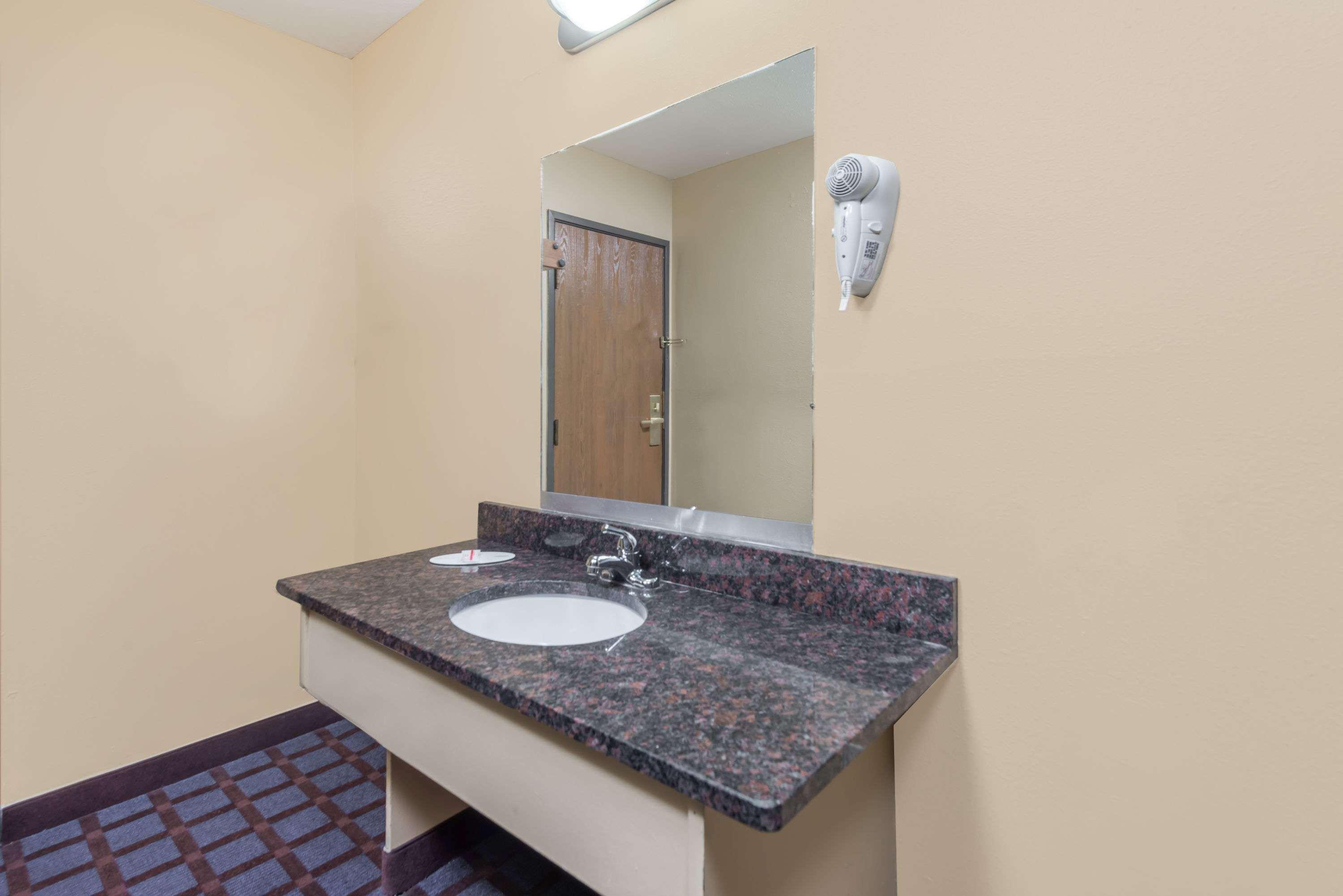 ซูเปอร์ 8 บาย วินด์แฮม โอคอว์วิลล์ Hotel Okawville ภายนอก รูปภาพ