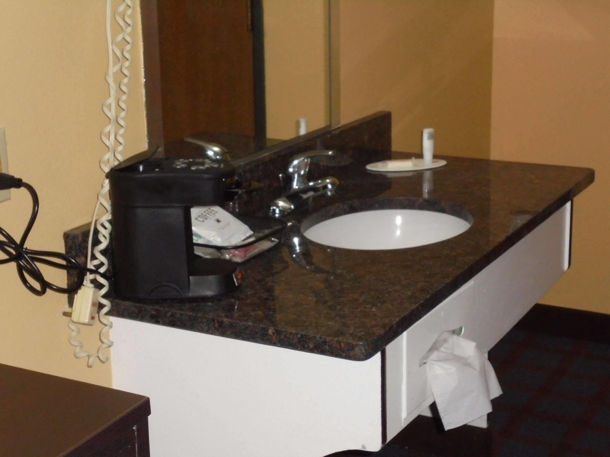 ซูเปอร์ 8 บาย วินด์แฮม โอคอว์วิลล์ Hotel Okawville ภายนอก รูปภาพ